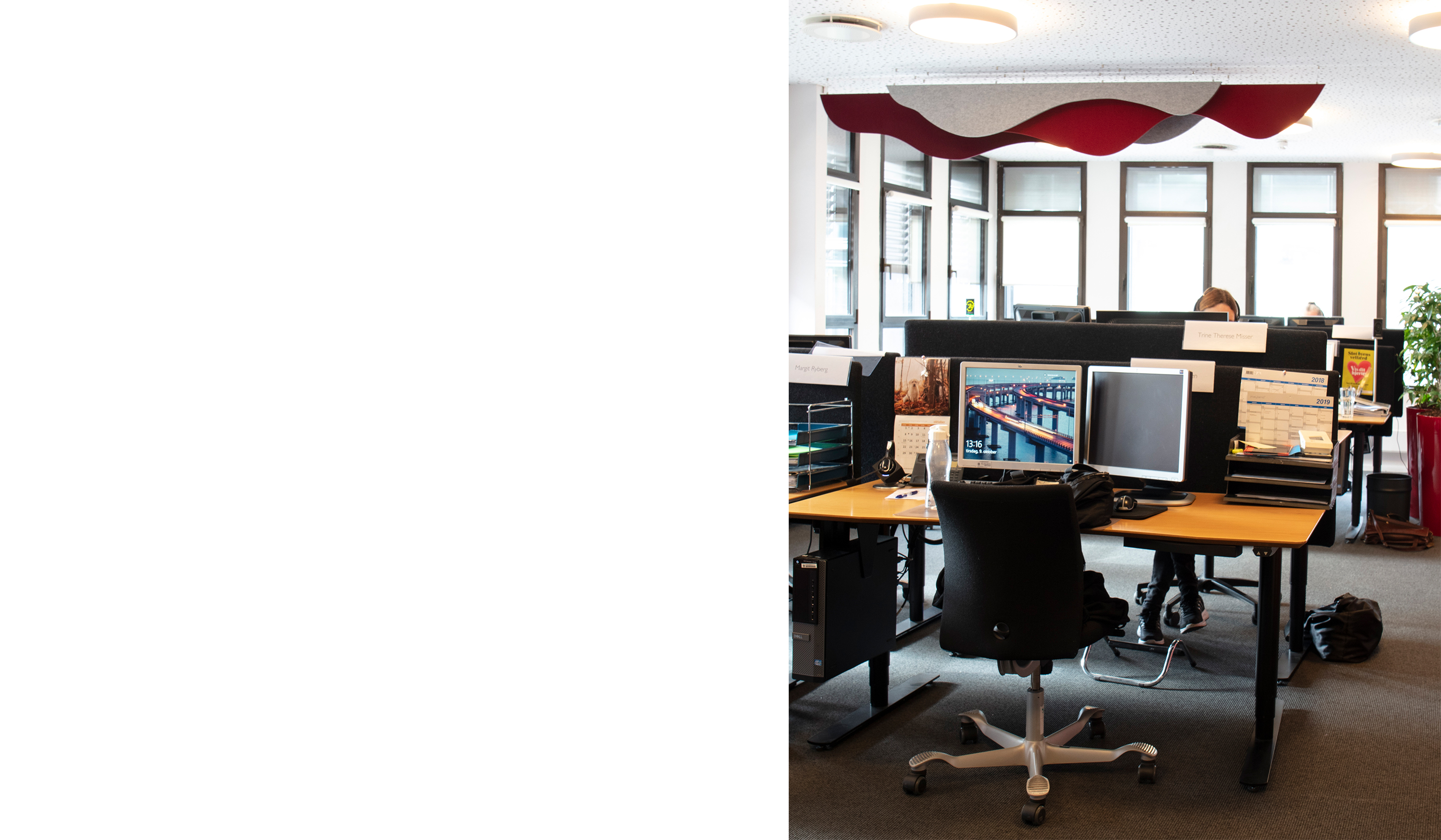 Puff akustik paneler i filt nedhængt fra loft (1)