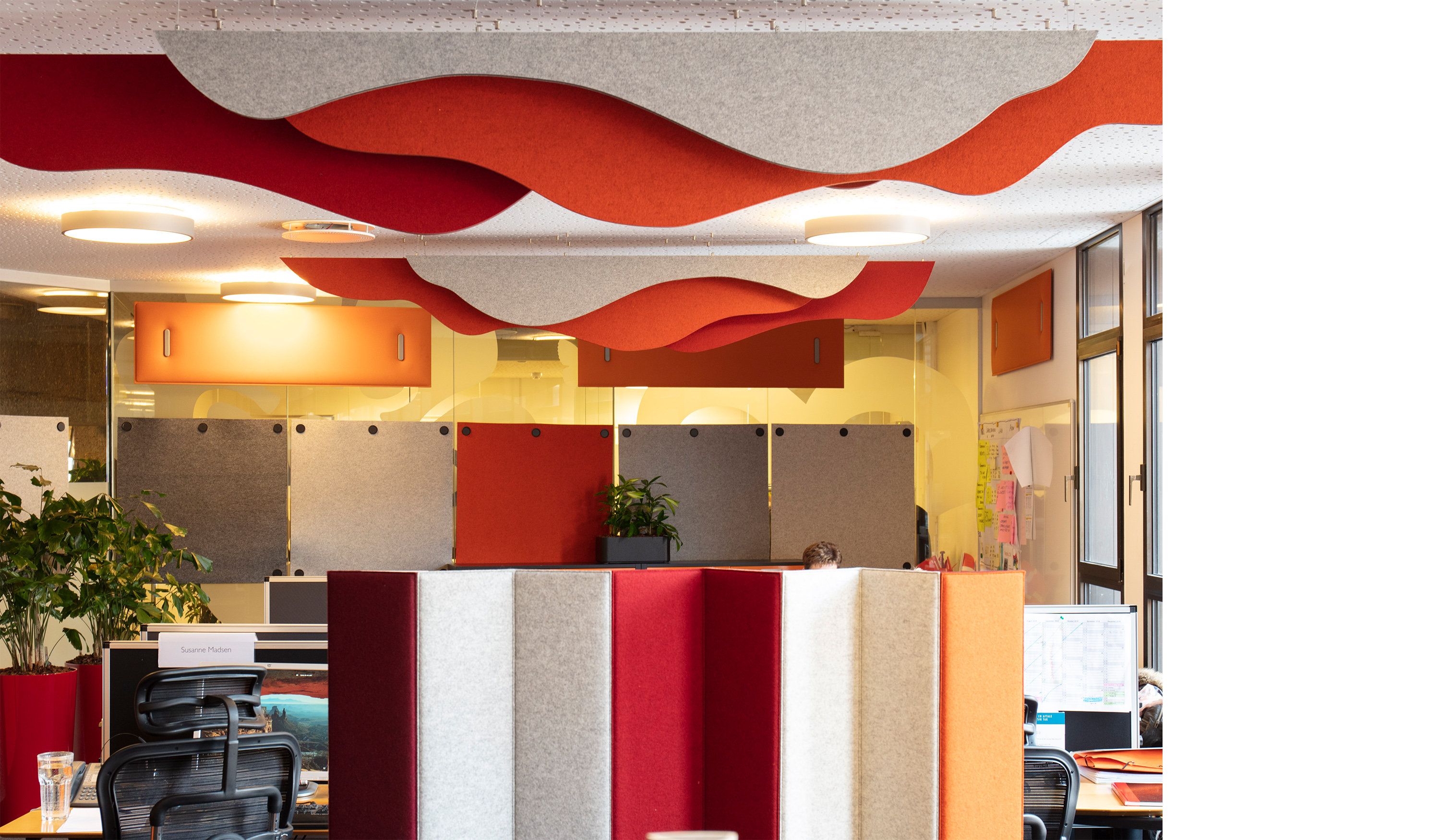 Puff akustik paneler i filt nedhængt fra loft (1) (1)