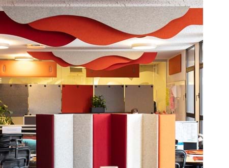 Puff akustik paneler i filt nedhængt fra loft (1) (1)