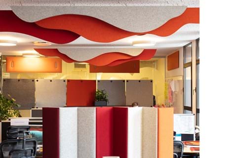 Puff akustik paneler i filt nedhængt fra loft (1) (1)