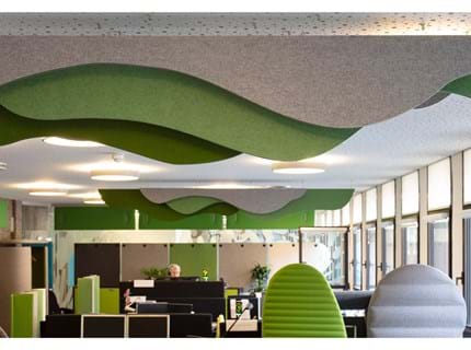 Puff akustik paneler i filt nedhængt fra loft (2)