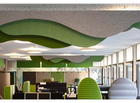 Puff akustik paneler i filt nedhængt fra loft (2)