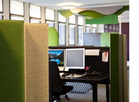 Puff akustik paneler i filt nedhængt fra loft (1) (2)