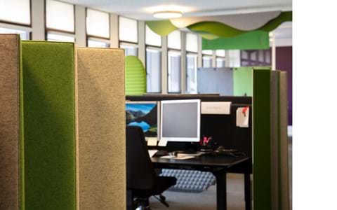 Puff akustik paneler i filt nedhængt fra loft (1) (2)