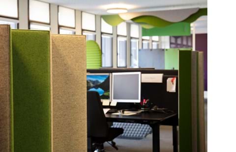 Puff akustik paneler i filt nedhængt fra loft (1) (2)