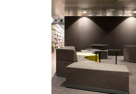 Fraster filt på væg i bibliotek