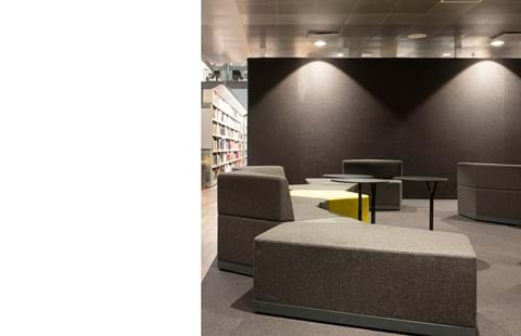 Fraster filt på væg i bibliotek