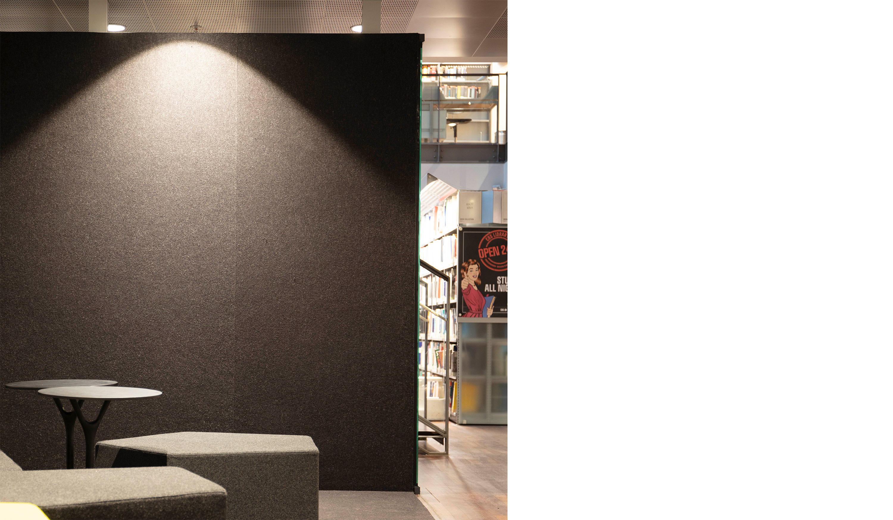 Fraster filt på væg i bibliotek