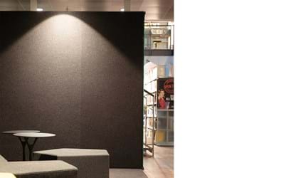 Fraster filt på væg i bibliotek