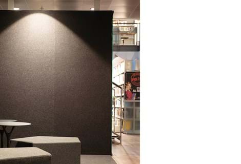 Fraster filt på væg i bibliotek