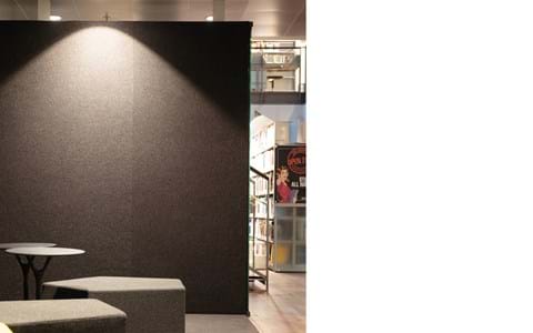 Fraster filt på væg i bibliotek