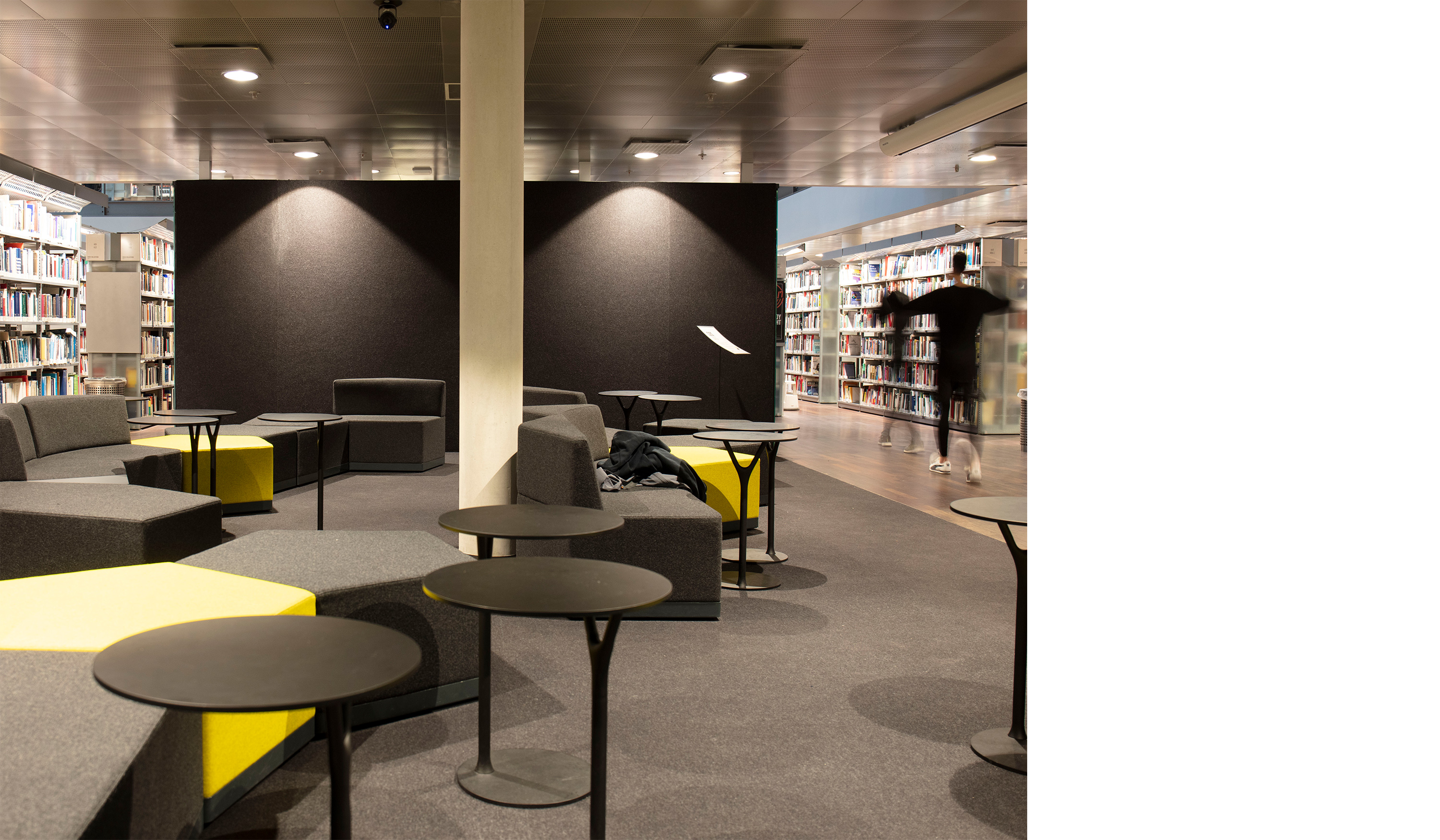 Fraster filt på væg i bibliotek