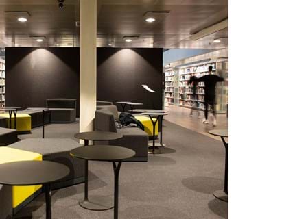 Fraster filt på væg i bibliotek