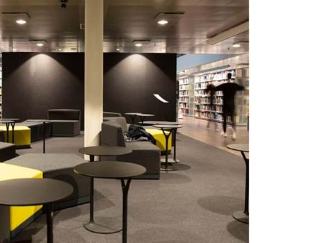 Fraster filt på væg i bibliotek