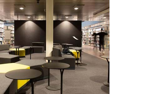 Fraster filt på væg i bibliotek