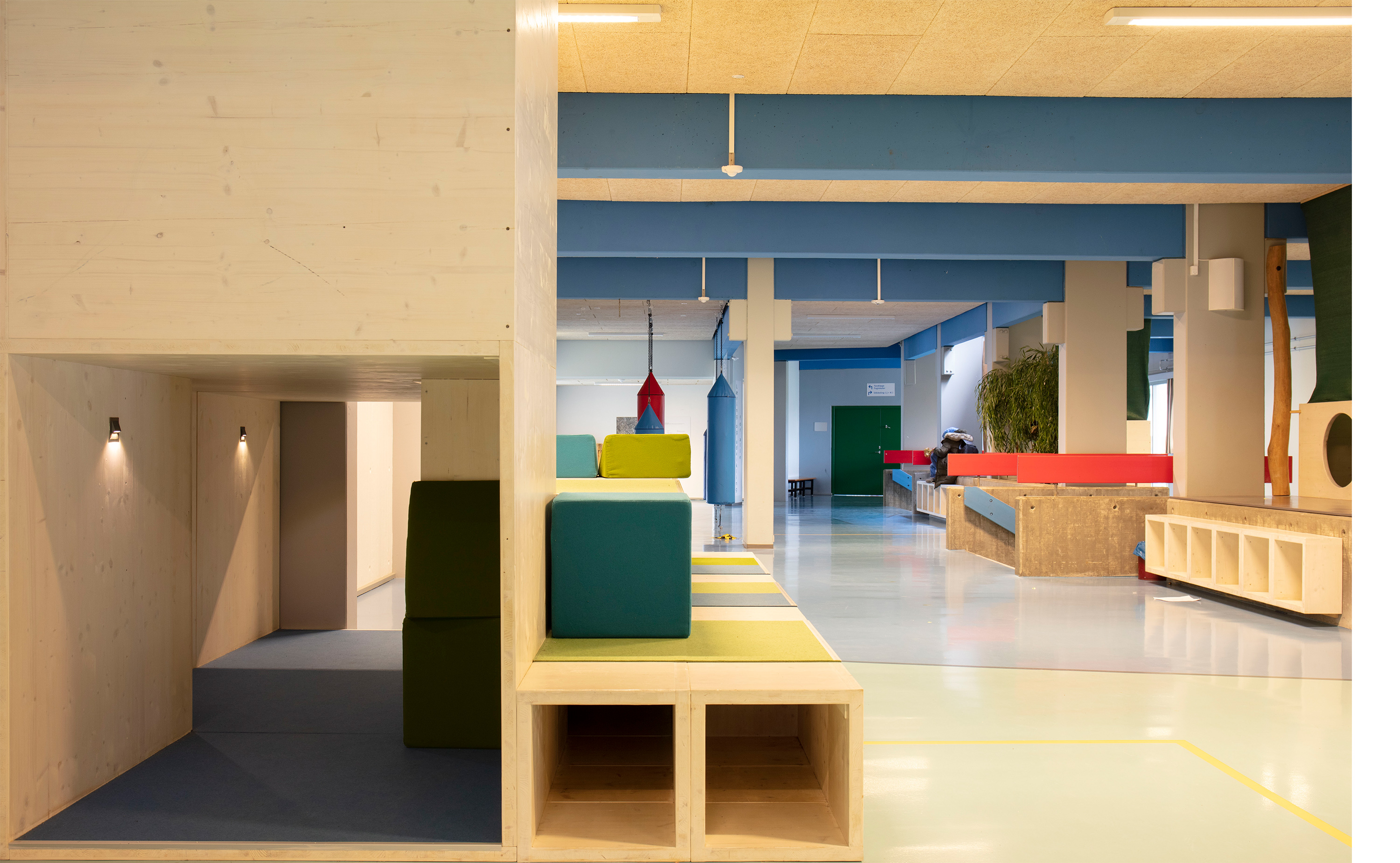 Filt udsmykning på gang på skole