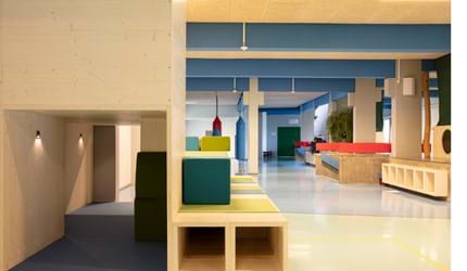 Filt udsmykning på gang på skole