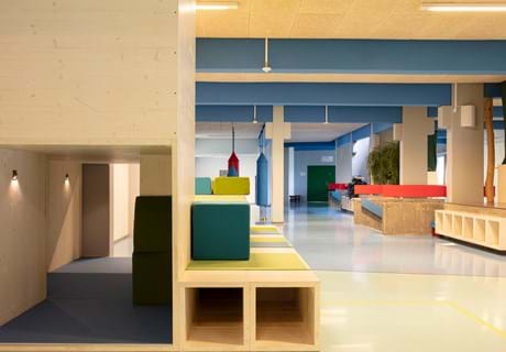 Filt udsmykning på gang på skole