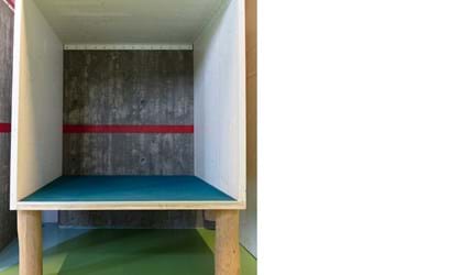 Filt på gulv i træboks på skole