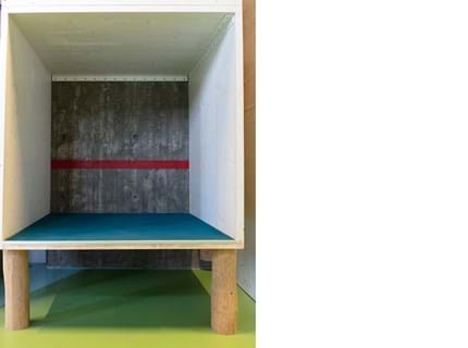 Filt på gulv i træboks på skole