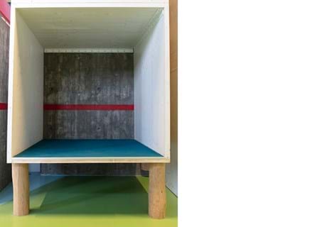 Filt på gulv i træboks på skole