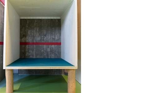 Filt  på gulv i træboks på skole