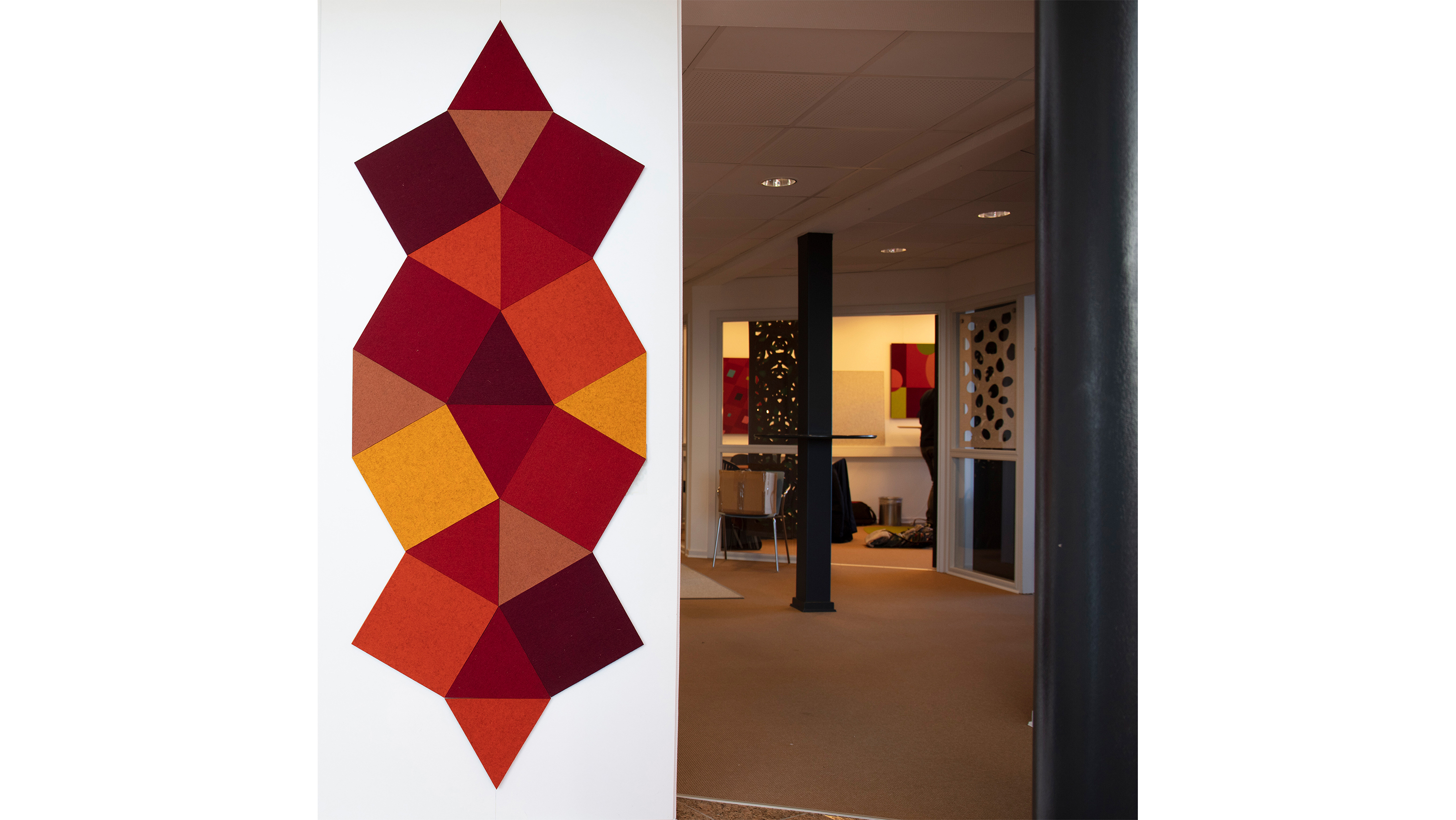 røde brix elementer på væg