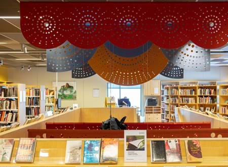 rødt og gult filt med udskæringer nedhængt fra loft