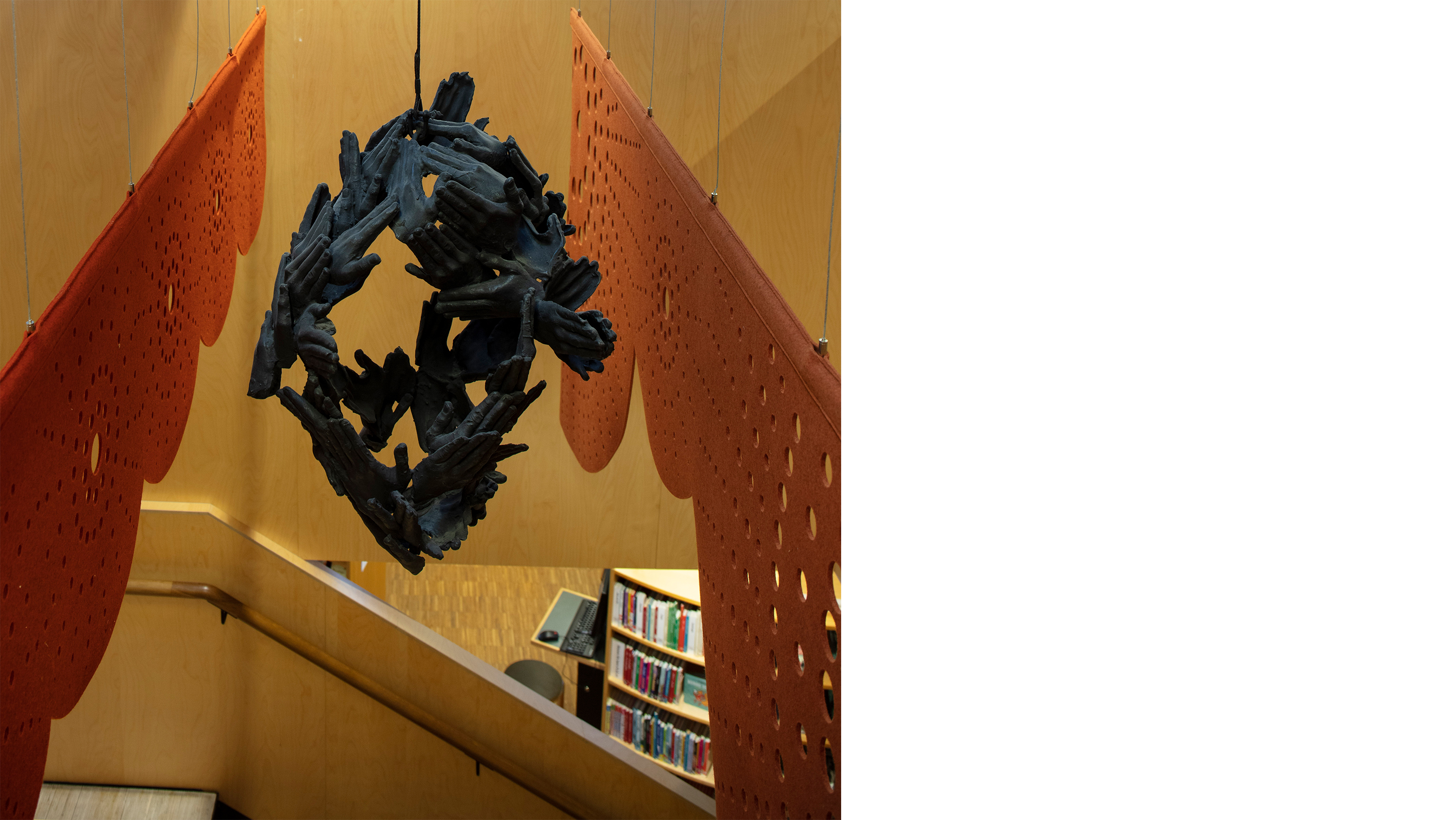 rødt og gult filt med udskæringer nedhængt fra loft