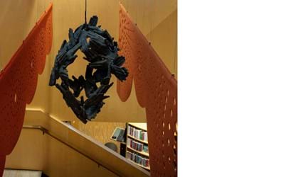 rødt og gult filt med udskæringer nedhængt fra loft