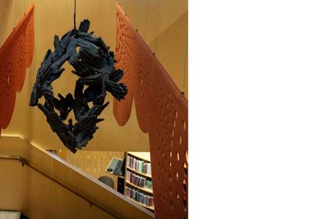 rødt og gult filt med udskæringer nedhængt fra loft