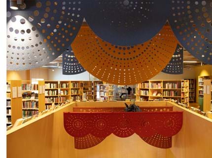 rødt og gult filt med udskæringer nedhængt fra loft