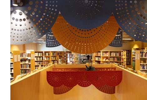 rødt og gult filt med udskæringer nedhængt fra loft