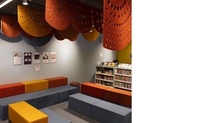 rødt og gult filt med udskæringer nedhængt fra loft