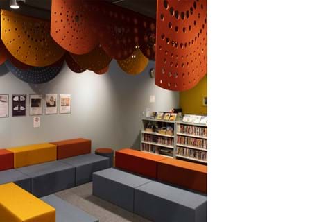 rødt og gult filt med udskæringer nedhængt fra loft