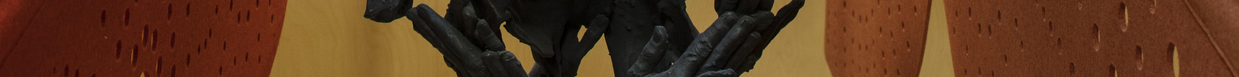 rødt og gult filt med udskæringer nedhængt fra loft