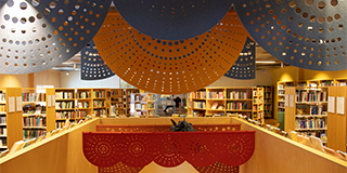 rødt og gult filt med udskæringer nedhængt fra loft