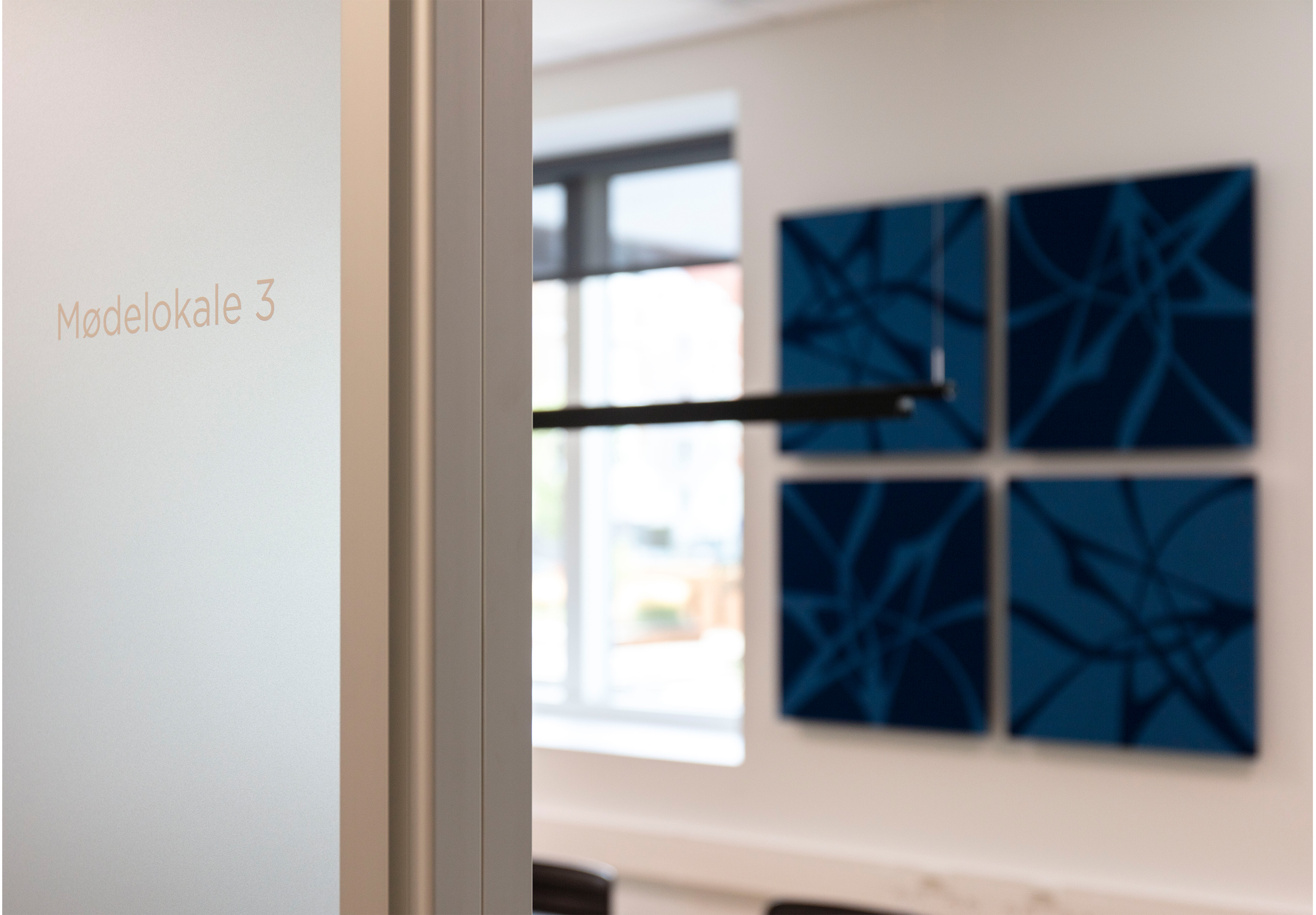 TwisterPlus akustikpanel i blå filt på væg