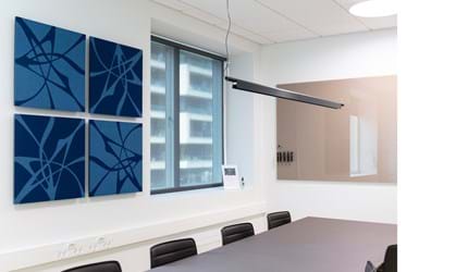 TwisterPlus akustikpanel i blå filt på væg