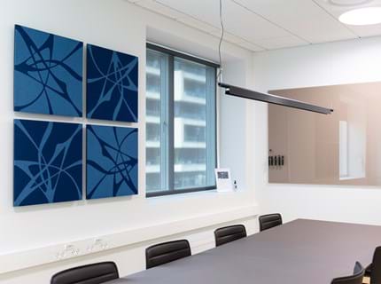 TwisterPlus akustikpanel i blå filt på væg