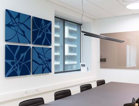 TwisterPlus akustikpanel i blå filt på væg