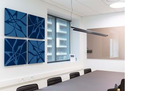 TwisterPlus akustikpanel i blå filt på væg