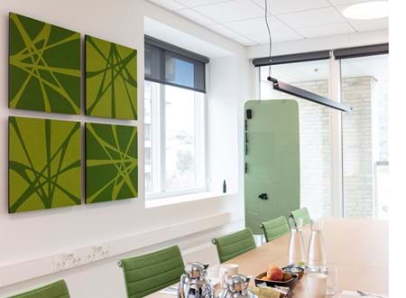 TwisterPlus akustikpanel i grøn filt på væg