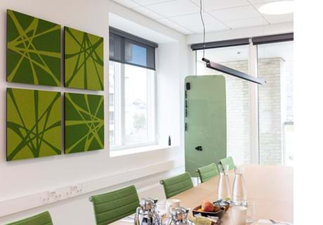 TwisterPlus akustikpanel i grøn filt på væg