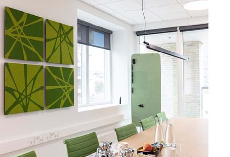 TwisterPlus akustikpanel i grøn filt på væg