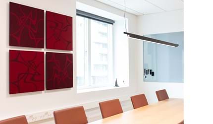 TwisterPlus akustikpanel i rød filt på væg