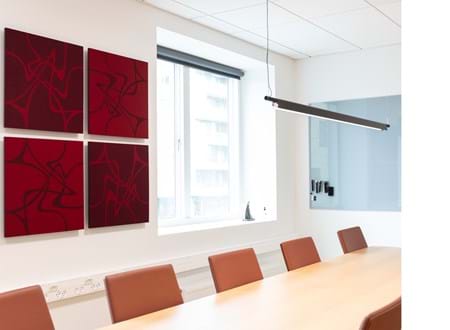 TwisterPlus akustikpanel i rød filt på væg