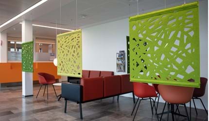 3 grønne rumdelere i filt i venterum på sygehus