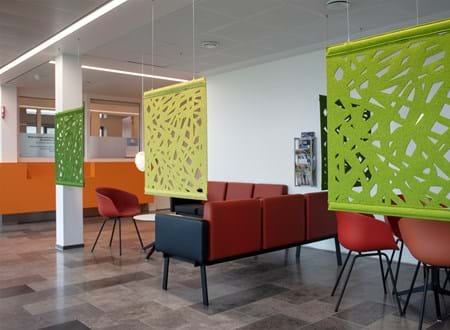 3 grønne rumdelere i filt i venterum på sygehus