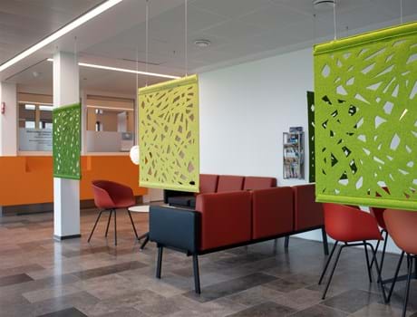 3 grønne rumdelere i filt i venterum på sygehus